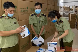 Lực lượng chức năng tiến hành kiểm đếm số khẩu trang.