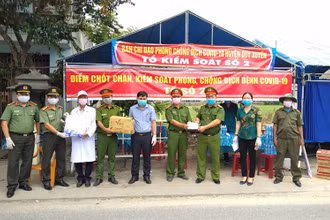 Ảnh minh họa: Trao hàng hóa hỗ trợ cho lực lượng kiểm soát dịch tại huyện Duy Xuyên.