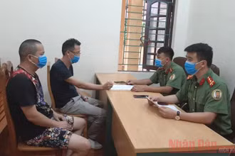 Hai đối tượng người Trung Quốc nhập cảnh trái phép.