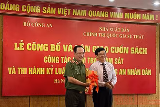 Tại buổi lễ, lãnh đạo NXB Chính trị quốc gia Sự thật bàn giao cuốn sách cho lãnh đạo Bộ Công an.