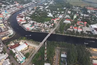 Trung tâm thị xã Long Mỹ bị ô nhiễm nguồn nước mặt.
