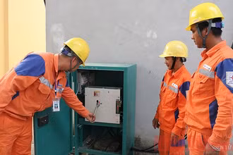 Công nhân kĩ thuật Công ty Điện lực Điện Biên kiểm tra bản an toàn hệ thống điện.