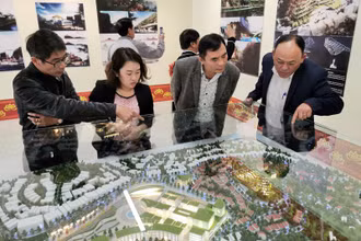 Trong không gian trưng bày các phương án ý tưởng kiến trúc khu vực đồi Dinh, TP Đà Lạt.