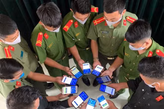 Các lực lượng bộ đội biên phòng ở Lai Châu cài ứng dụng Bluezone.