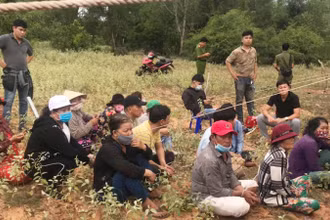 Các đối tượng tham gia đánh bạc trong rừng tràm.