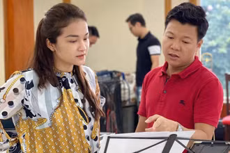 Ca sĩ Đỗ Tố Hoa và ca sĩ Vũ Thắng Lợi đang nỗ lực tập luyện cho chương trình.