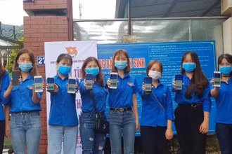 Thanh niên tình nguyện tham gia tuyên truyền cài đặt ứng dụng Bluezone ở Lai Châu.