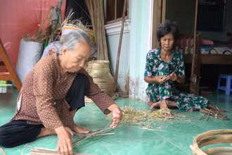 Cụ bà Đỗ Thị Quảng (trái), năm nay đã ngoài 80 tuổi đã có gần 60 năm làm nghề đan đát còn cụ bà Phạm Thị Diễm Lệ, năm nay 72 tuổi, có hơn 50 năm trong nghề.