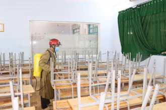 Trước ngày diễn ra kỳ thi tốt nghiệp THPT năm 2020, tại các điểm thi, phòng thi đều tổ chức phun thuốc khử khuẩn phòng, chống dịch Covid-19 .