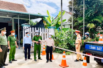 Lãnh đạo huyện Bình Sơn trực tiếp đến hiện trường chỉ đạo lực lượng chức năng phong tỏa khu dân xóm 3, thôn Mỹ Huệ 1.