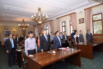 Các đại biểu thực hiện nghi thức chào cờ tại buổi lễ.