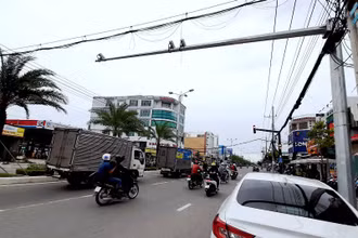Một điểm giám sát đèn đỏ qua hệ thống camera trên đường Nguyễn Tất Thành, phường 8, TP Cà Mau.