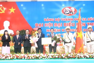 Bí thư Tỉnh ủy Đồng Tháp Lê Minh Hoan (thứ ba từ trái sang) trao Huân chương Độc lập hạng Nhì cho Đảng bộ, chính quyền và nhân dân TP Sa Đéc.