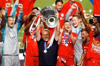 Hansi Flick giành cú ăn ba chỉ sau 10 tháng dẫn dắt Bayern.