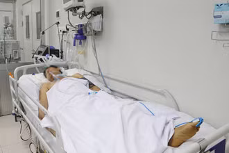 Bệnh Nhân N.N.D đang điều trị tại Bệnh viện Chợ Rẫy do nhiễm độc khi ăn pate Minh Chay.