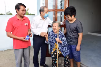 Một hộ nghèo xúc động sau hàng chục năm sống khổ cực giờ được nhận ngôi nhà mới. (Ảnh: PNM)