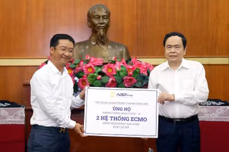 Chủ tịch UBTƯ MTTQ Việt Nam Trần Thanh Mẫn tiếp nhận ủng hộ từ NSJ Group. Ảnh: Kỳ Anh.