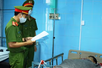 Công an Quảng Bình công bố quyết định khởi tố lái xe bị thương đang điều trị tại bệnh viện.