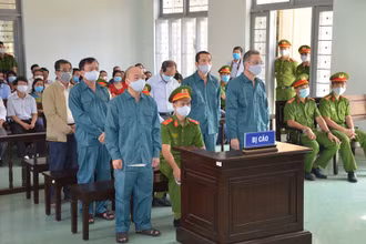 Các bị cáo là cựu lãnh đạo UBND TP Phan Thiết; lãnh đạo, nhân viên Phòng TN-MT TP Phan Thiết tại phiên tòa. 