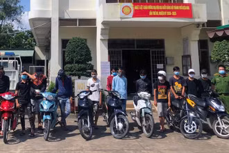 Lực lượng công an tạm giữ các đối tượng tham gia đua xe.