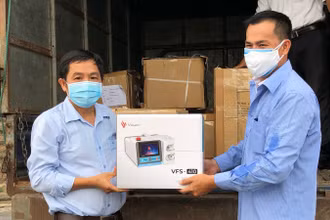 Đại diện tỉnh Quảng Ngãi tiếp nhận máy thở từ Tập đoàn Vingroup.