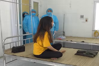 Lãnh đạo huyện Quảng Xương, tỉnh Thanh Hóa kiểm tra hoạt động cách ly, theo dõi sức khỏe người có yếu tố dịch tễ liên quan tại khu cách ly tập trung.
