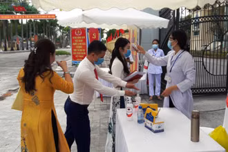 Công chức, viên chức ở Thanh Hóa rửa tay, được kiểm tra thân nhiệt trước khi tham dự sự kiện đông người.