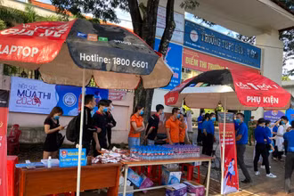 Điểm tiếp sức mùa thi cũng là nơi hỗ trợ cài đặt Bluezone ở Bình Phước.