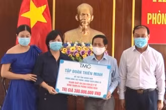 Lãnh đạo Ủy ban MTTQ Việt Nam tỉnh tiếp nhận hỗ trợ từ doanh nghiệp.