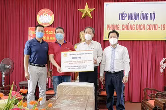 Đại diện VTF trao tặng vật tư y tế hỗ trợ Đà Nẵng phòng, chống dịch.