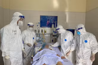 Các bác sĩ BV Chợ Rẫy luôn túc trực bên các ca bệnh nặng.