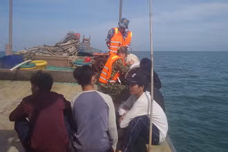 Ngư dân được ứng cứu kịp thờ sau vụ tai nạn.