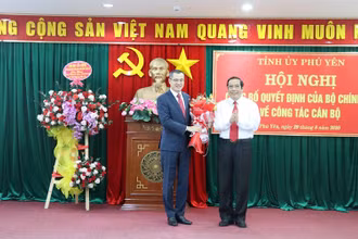 Đồng chí Nguyễn Thanh Bình, Ủy viên Trung ương Đảng, Phó Trưởng ban Thường trực Ban Tổ chức Trung ương trao quyết định chuẩn y của Bộ Chính trị cho đồng chí Bí thư Tỉnh ủy Phú Yên Phạm Đại Dương.