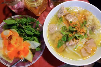 Ăn phở ở phố Hội