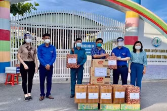 Tỉnh đoàn Hà Tĩnh động trao quà, động viên các công dân đang thực hiện cách ly tập trung tại huyện Thạch Hà.