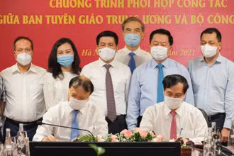 Phó trưởng Ban Tuyên giáo Trung ương Phan Xuân Thủy và Thứ trưởng Công thương Đỗ Thắng Hải thay mặt hai đơn vị ký kết Chương trình phối hợp công tác