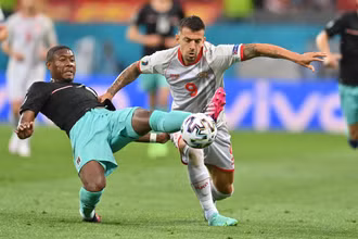 Alaba có đường kiến tạo mang về bàn thắng thứ ba cho đội tuyển Áo. (Ảnh: UEFA)