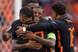 Đội trưởng Wijnaldum lập cú đú cho vào lưới Bắc Macedonia. (Ảnh: UEFA)