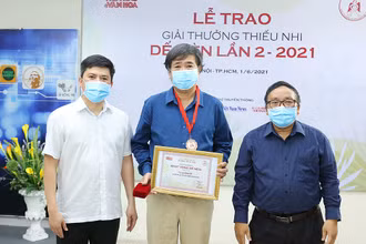 Nhà thơ Trần Đăng Khoa và nhà báo Lê Xuân Thành trao gỉai cho nhà văn Bình Ca.