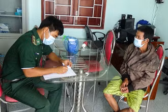 Cán bộ Trạm kiểm soát biên phòng Mỹ Thanh, Đồn Biên phòng Trung Bình, BĐBP Sóc Trăng đang làm các thủ tục bàn giao ngư dân gặp nạn cho người nhà.