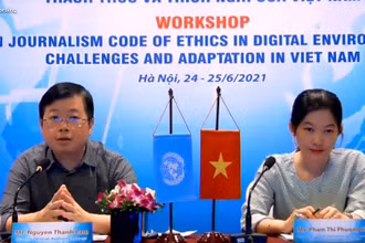 Cục trưởng Cục Báo chí Nguyễn Thanh Lâm (bên trái) phát biểu tham luận tại hội thảo. (Ảnh chụp màn hình)