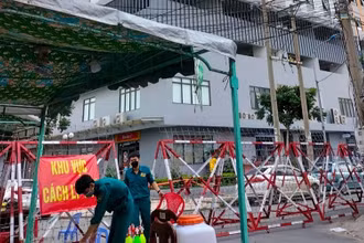 Phong tỏa một chung cư ở thành phố Thuận An (tỉnh Bình Dương) liên quan một ca mắc Covid-19. 