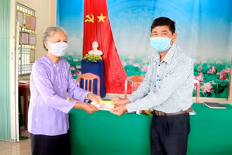 Cụ Nguyễn Thị Châu ủng hộ tiền dành dụm từ lương hưu cho Quỹ phòng, chống dịch bệnh Covid-19.