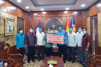 Bí thư, Tỉnh trưởng tỉnh Luang Prabang Khamkhan Chanthavisuk (trái) trao hỗ trợ cho Tổng Lãnh sự Nguyễn Đăng Hùng, ngày 8-6.