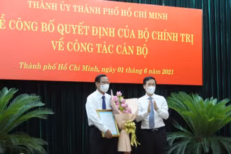 Đồng chí Võ Văn Thưởng, Ủy viên Bộ Chính trị, Thường trực Ban Bí thư trao quyết định cho đồng chí Phan Văn Mãi.
