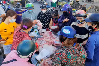 Do tâm lý, có thời điểm, người dân kéo đến chợ dân sinh để mua hàng (ảnh chụp ở chợ Hưng Dũng). (Ảnh: THU HUYỀN)