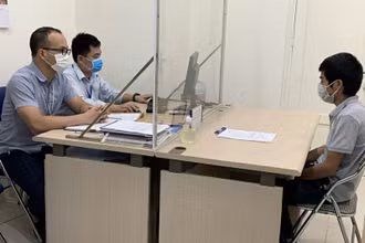 Thanh tra Sở Thông tin và Truyền thông Hà Nội làm việc với đại diện phụ trách trang tin điện tử có hành vi vi phạm. 