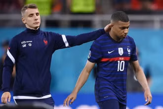 Kylian Mbappe đá hỏng quả luân lưu quyết định, khiến Pháp mất vé vào tứ kết Euro 2020. (Ảnh: Reuters)
