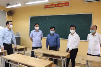 Đoàn công tác của Thành ủy Hà Nội kiểm tra công tác phòng, chống Covid-19 và chuẩn bị thi tuyển sinh vào lớp 10 tại trường THPT Cổ Loa, huyện Đông Anh, sáng 8-6.