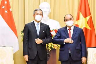Chủ tịch nước Nguyễn Xuân Phúc tiếp Bộ trưởng Ngoại giao Singapore Vivian Balakrishnan. (Ảnh: Bộ Ngoại giao)